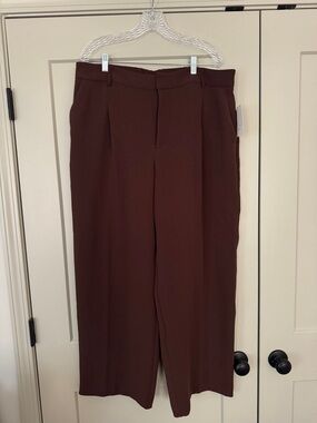 Wide-Leg High-Rise Trousers in Deep Brown